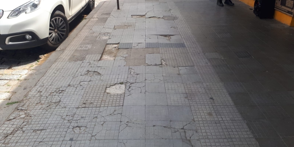 Trechos de calçadas das ruas centrais estão totalmente irregulares 