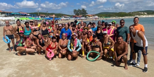 Projeto ‘Atletas do Peró’ oferece aulas de hidroginástica na Praia das Conchas em Cabo Frio