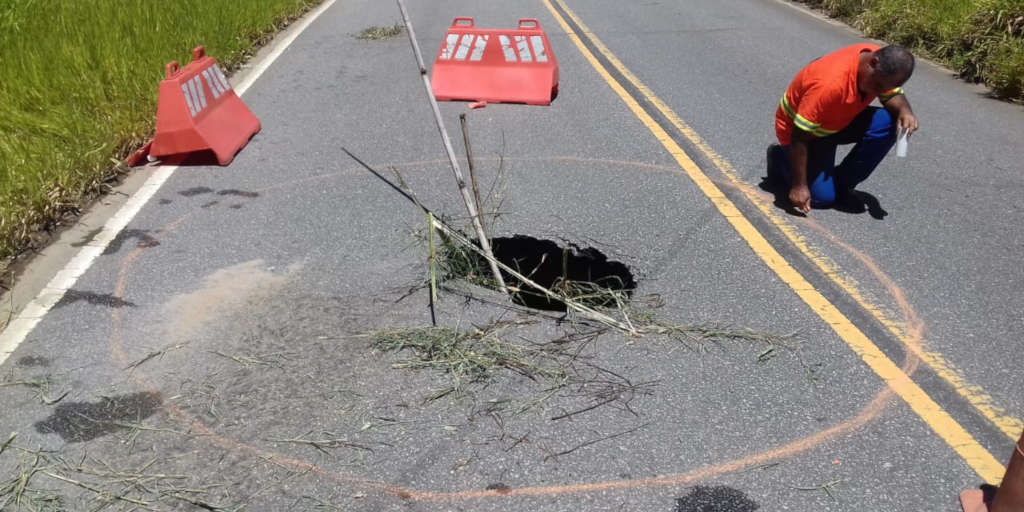RJ-142 opera em meia pista em razão de buraco no km 36 da rodovia