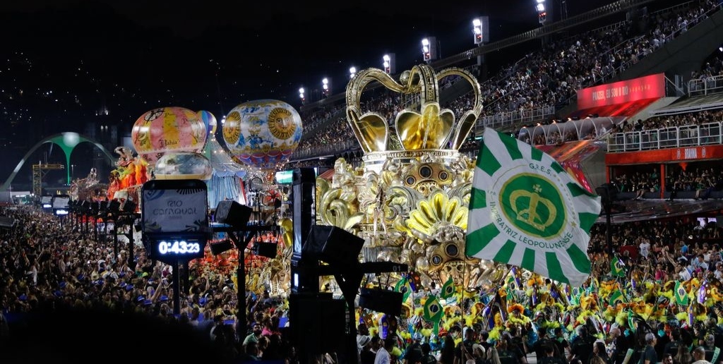 Nova lei no RJ obriga que carros alegóricos tenham alertas sonoros e visuais para evitar acidentes 