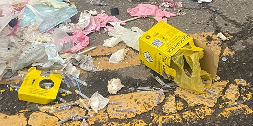 Resíduos hospitalares descartados de forma irregular são encontrados em via pública de Nova Friburgo