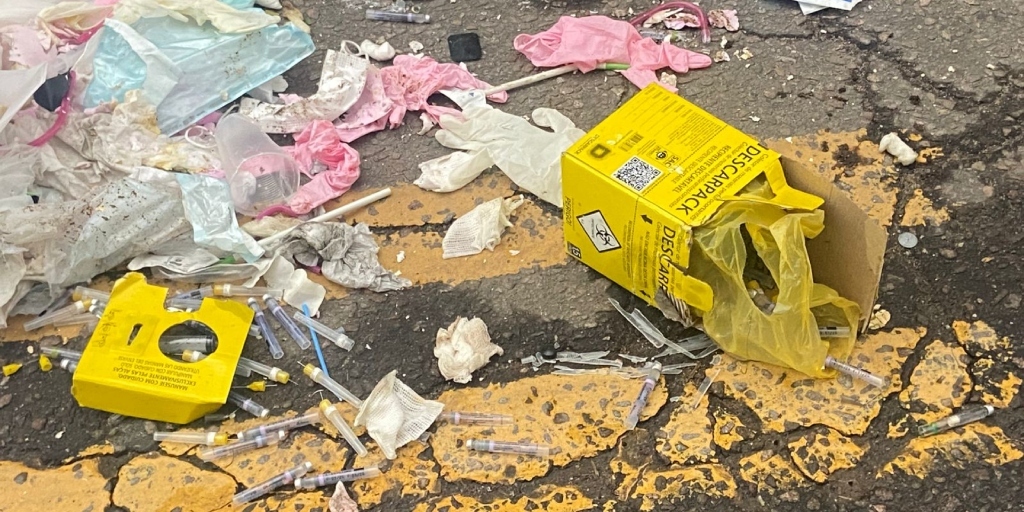 Resíduos hospitalares descartados de forma irregular são encontrados em via pública de Nova Friburgo