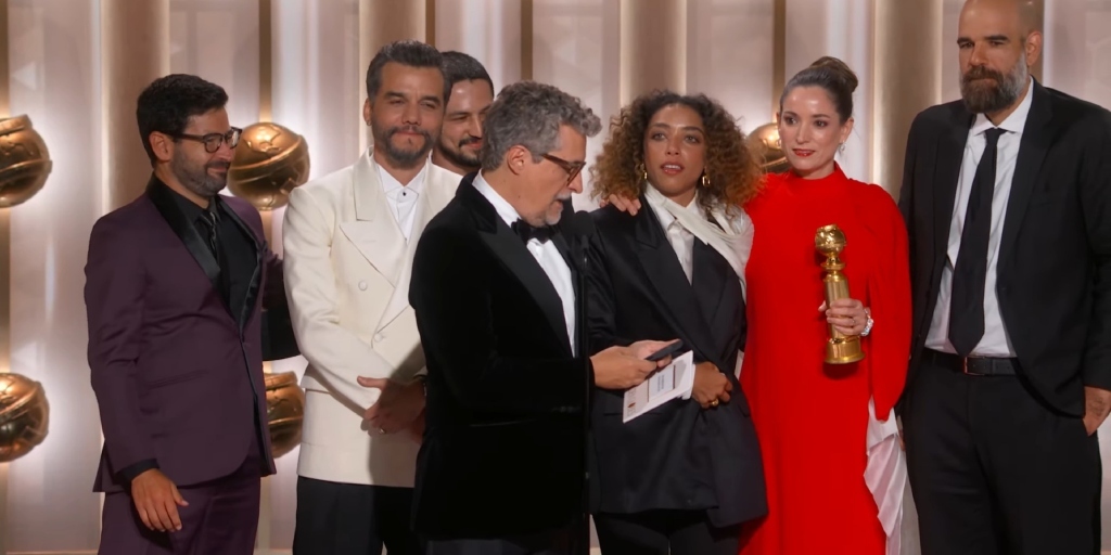 Diretor Kleber Mendonça Filho discursou com a presença de parte do elenco e produção ao receber o prêmio de Melhor Filme em Língua Não-Inglesa