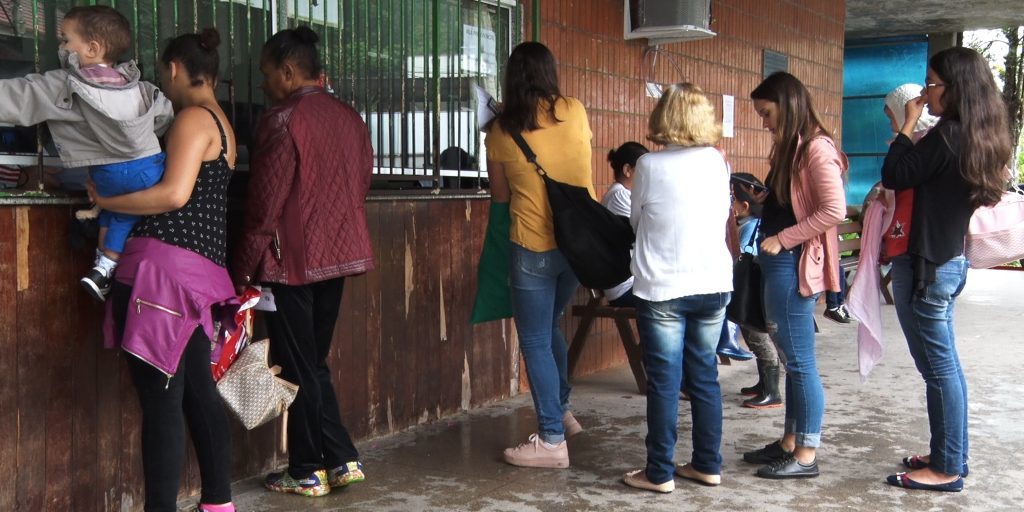 Pais fazem fila para vacinar crianças contra o sarampo em março de 2020, antes da pandemia