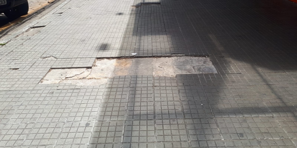 Calçada esburacada no centro da cidade