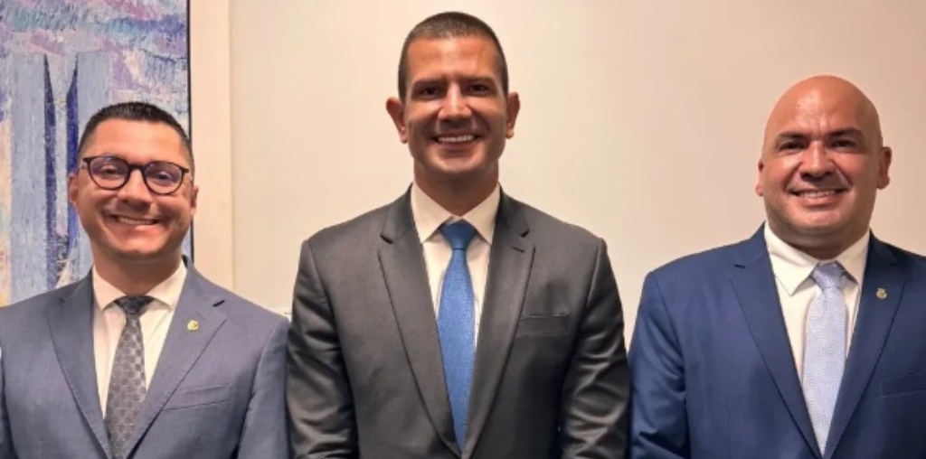 Prefeito Johnny Maycon (PL) e vice-prefeito Rodrigo Ascoly (MDB) com o pré-candidato ao Governo do Rio, Douglas Ruas