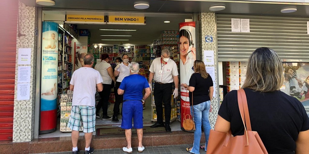 Acesso de clientes foi restringido em farmácia do Centro de Friburgo; atendentes usam luvas e máscaras 