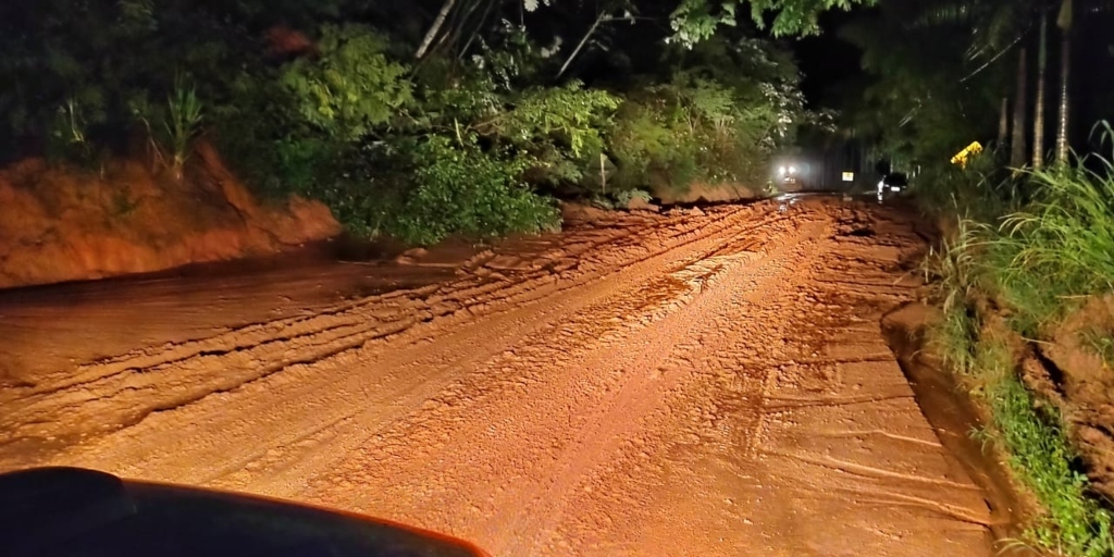 Estradas em Sumidouro ficam cobertas de lama