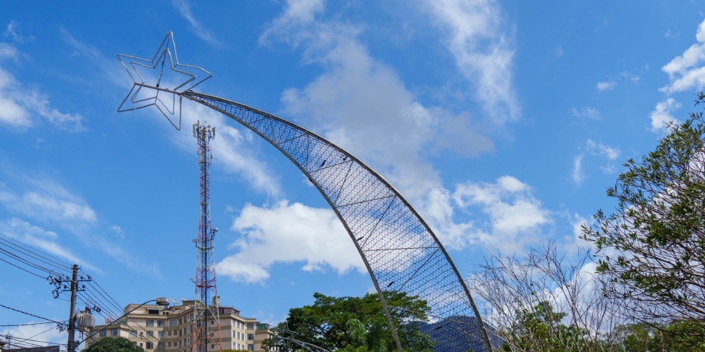 Parte da decoração feita com estrelas nas avenidas Galdino do Valle e Comte Bittencourt ficou faltando
