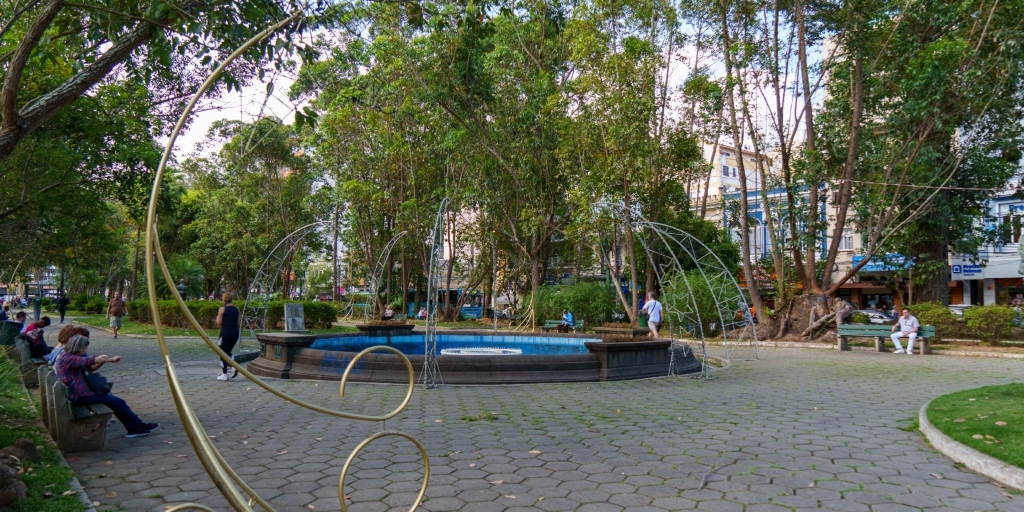 De acordo com a denúncia, praça Getúlio Vargas também não teria sido contemplada com todos os itens de decoração previstos em edital