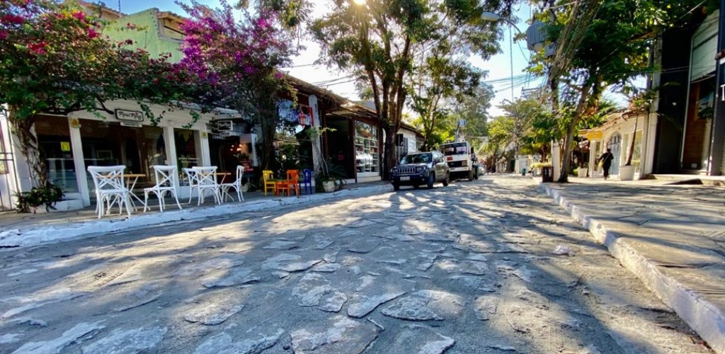 Conhecida internacionalmente, a Rua das Pedras é o principal ponto turístico de Búzios
