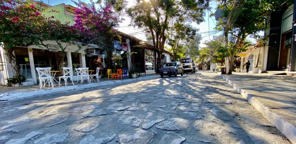 La internacionalmente conocida Rua das Petras es la principal atracción turística de Buzios.