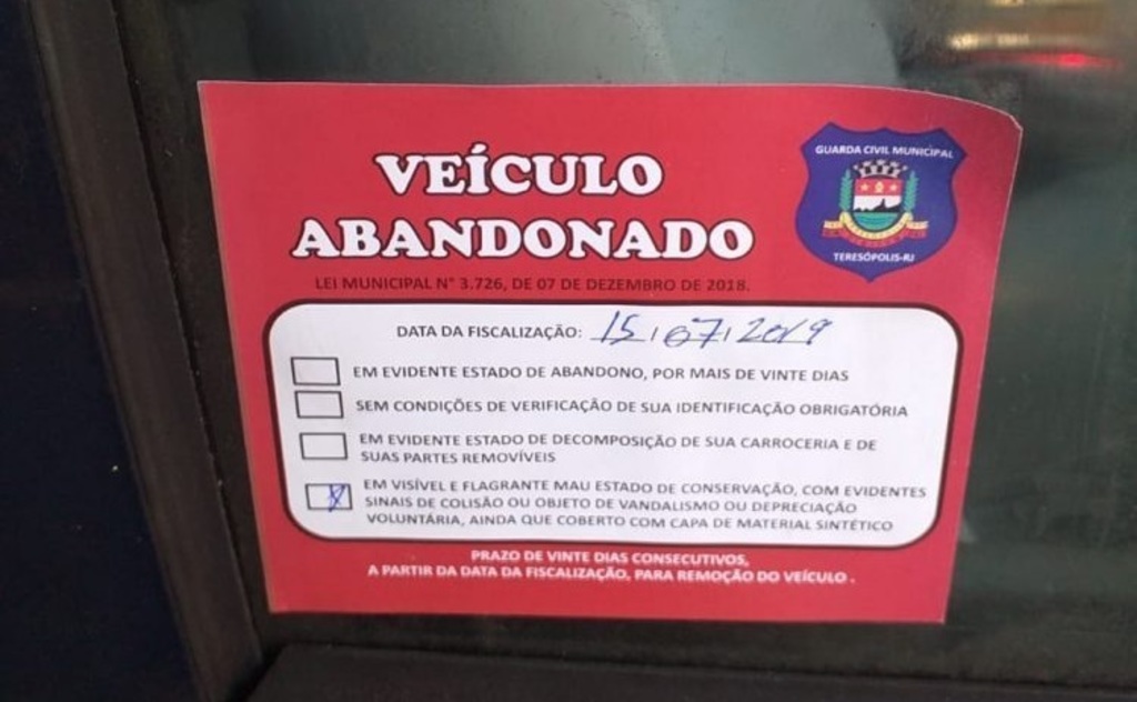 Notificação colada em veículo identificado como abandonado