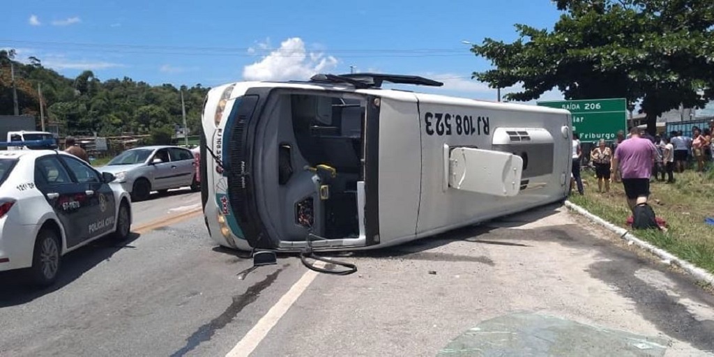 Ônibus da linha Friburgo x Rio das Ostras tomba na BR-101 