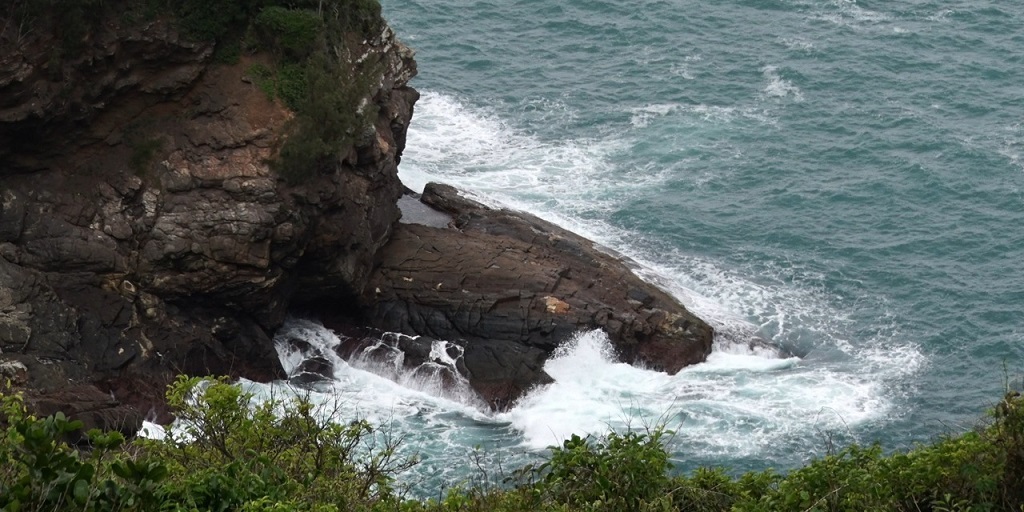 Perigos do mar agitado: dois homens morrem afogados em Arraial do Cabo