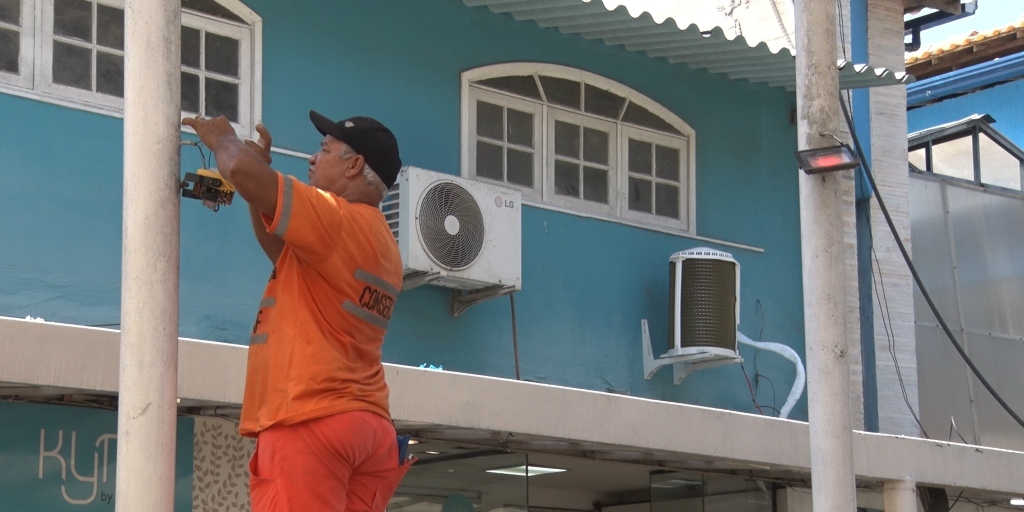 Parte elétrica das luminárias é reformada nesta sexta-feira, 17