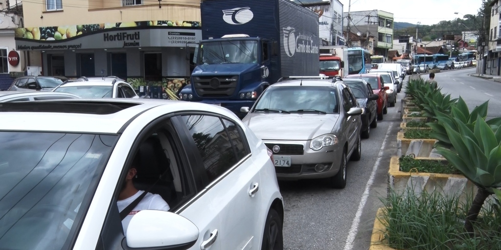 Interdições para montagem de festas, obras e podas de árvore geram caos no trânsito de Friburgo