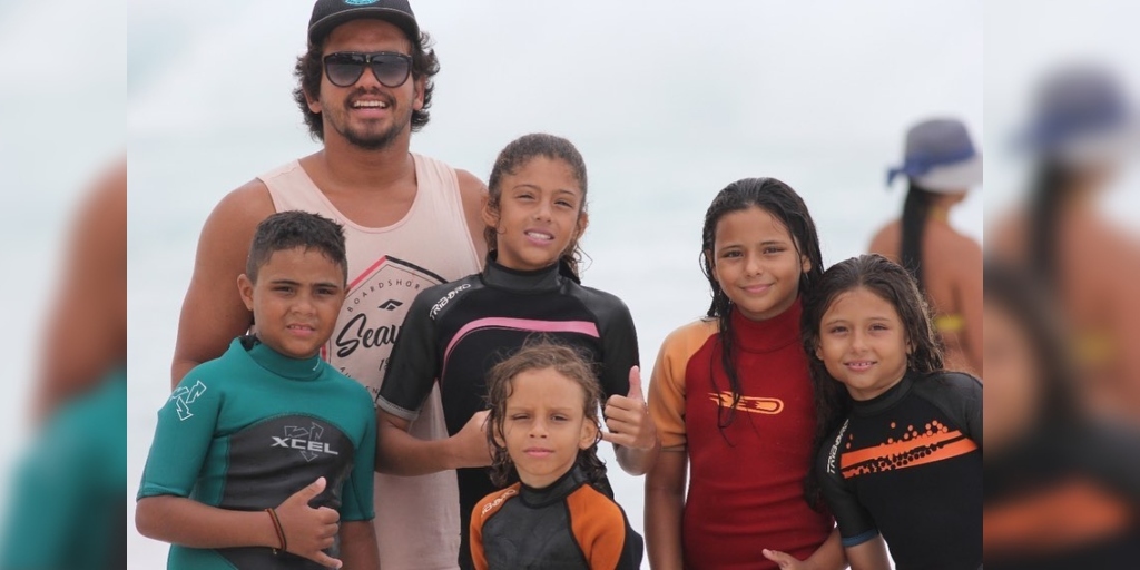 Alunos aprendem a surfar nas praias de Arraial do Cabo 