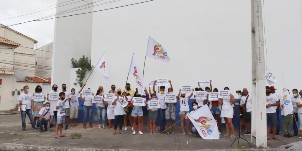 Manifestantes também realizaram um abraço simbólico em frente à unidade escolar