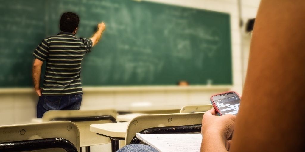 Escolas particulares de Friburgo serão punidas se convocarem professores sem imunização