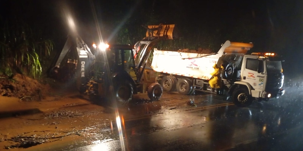 Durante a noite da última quinta, 26, trecho da RJ-116 ficou interditado para desobstrução da via