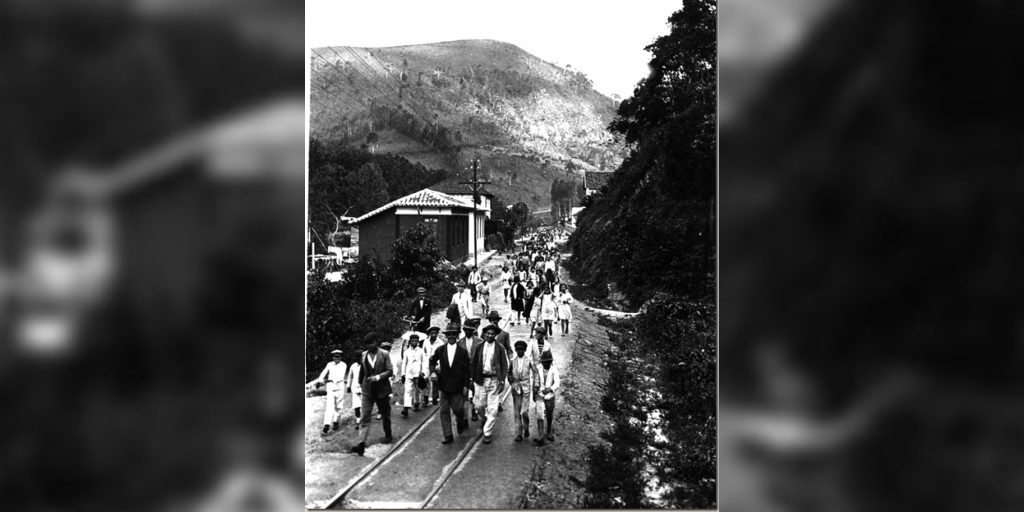 Década de 1930.  Saída de operários da Fábrica Ypu, em Nova Friburgo