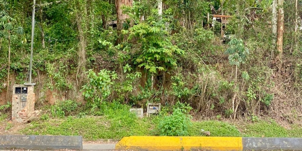 Em alguns trechos da via, são encontrados pontos de energia elétrica e de água 