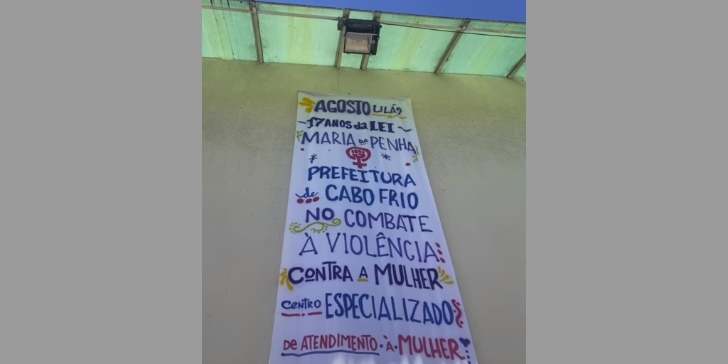 Faixa foi colocada na fachada da prefeitura para comemorar os 17 anos da Lei Maria da Penha
