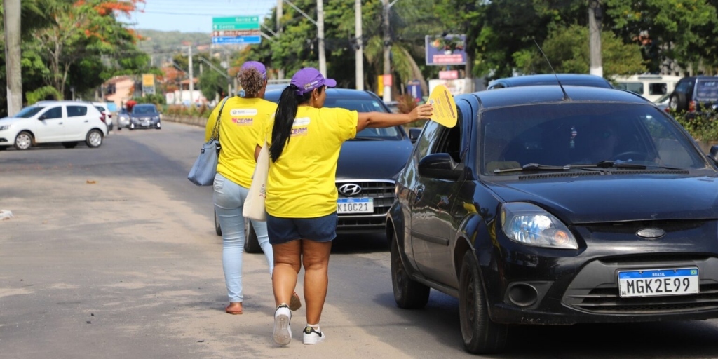 Panfletos com informações sobre as diversas formas de violência contra a mulher são distribuídos nas ruas da cidade 