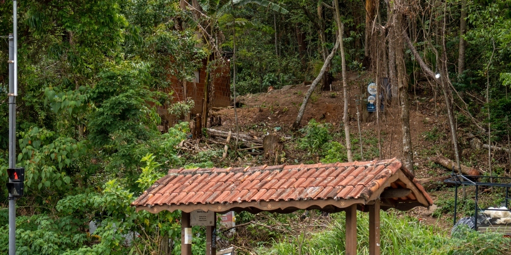 Ao longo da Via Expressa, em Olaria, são identificadas várias construções em situação irregular 