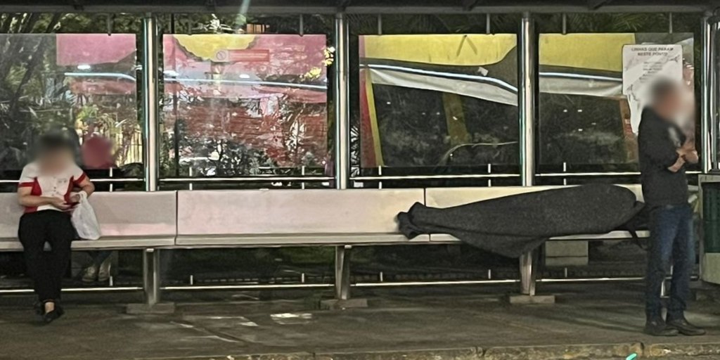 Ponto de ônibus na praça Dermeval Barbosa Moreira, no centro da cidade, também é usado como abrigo 