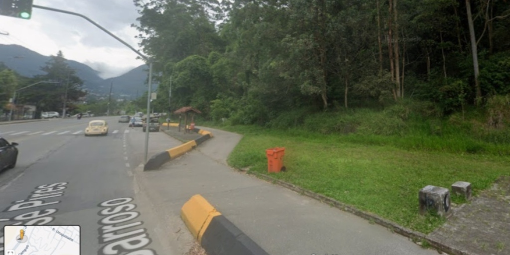 O Google Maps mostra trecho com mata fechada, em novembro do ano passado