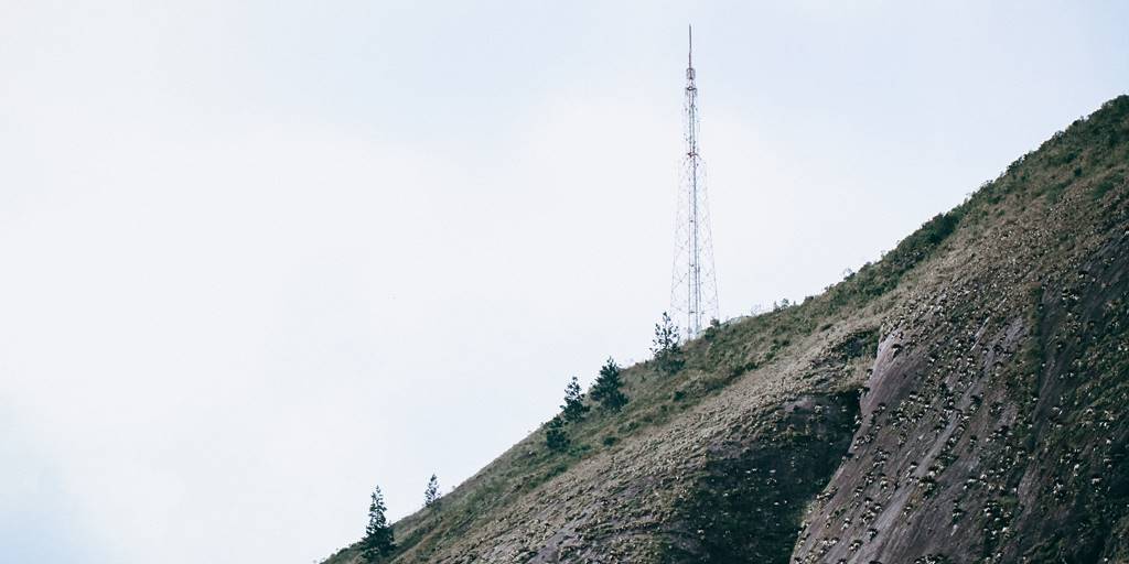 Jovens tentam fugir da PM e ficam presos na Pedra do Imperador