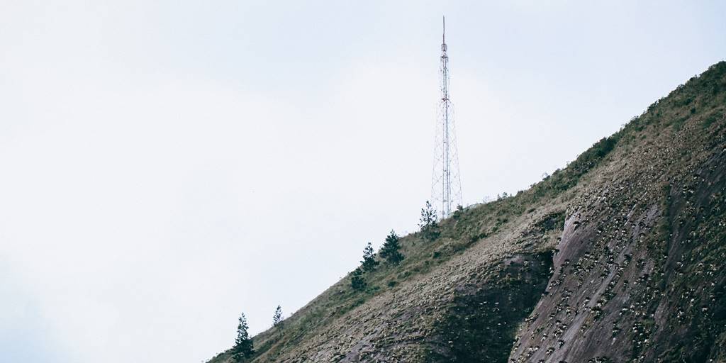 Jovens tentam fugir da PM e ficam presos na Pedra do Imperador 