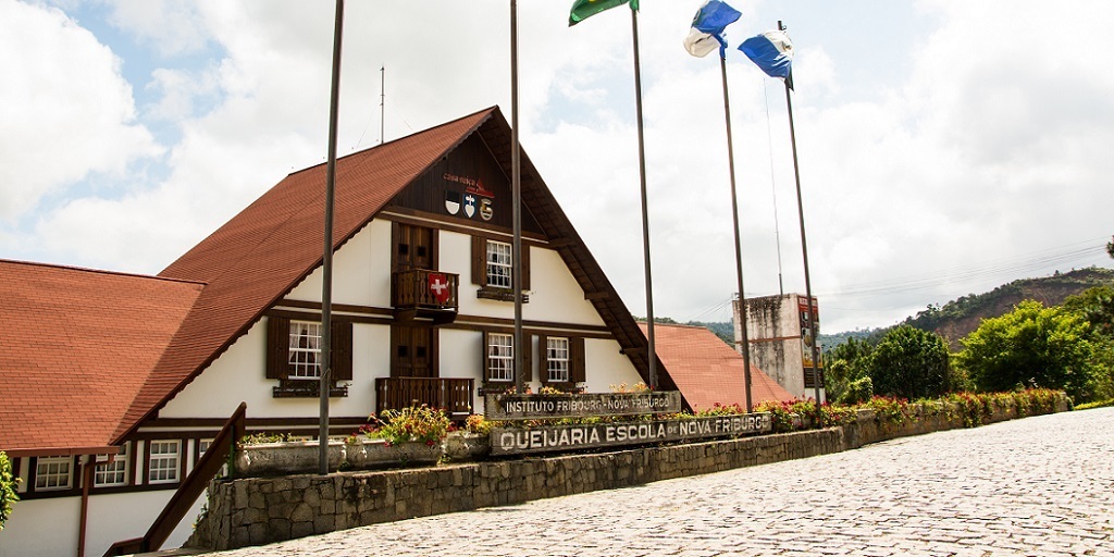 Construída em arquitetura Enxaimel, Queijaria Suíça é um importante destino turístico da cidade