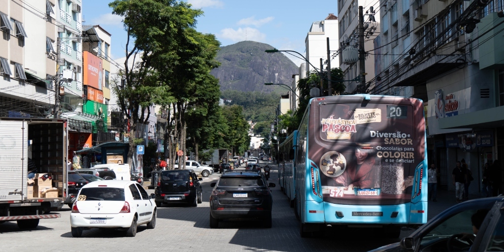 Prefeitura de Friburgo suspende licitação de estacionamento rotativo após determinação do TCE-RJ e pedido de secretário municipal