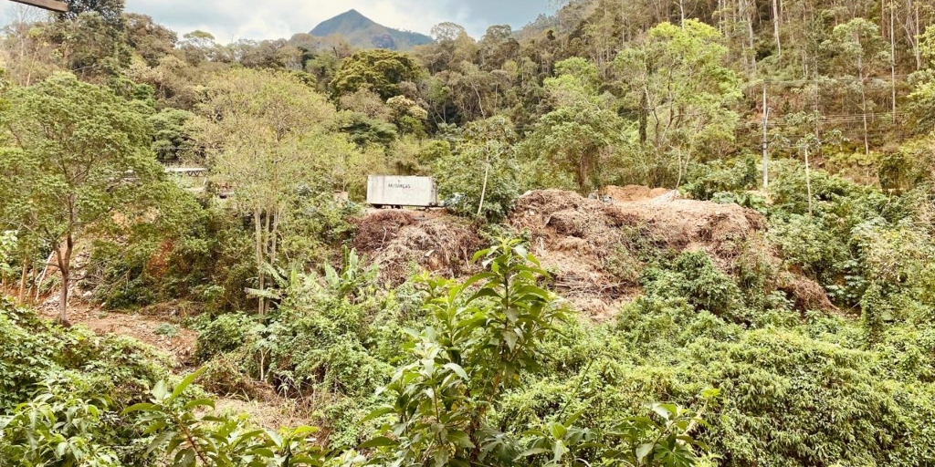 No sentido Cônego-Olaria, um terreno que vem sendo aterrado invade as margens do rio que passa ao lado da Via Expressa