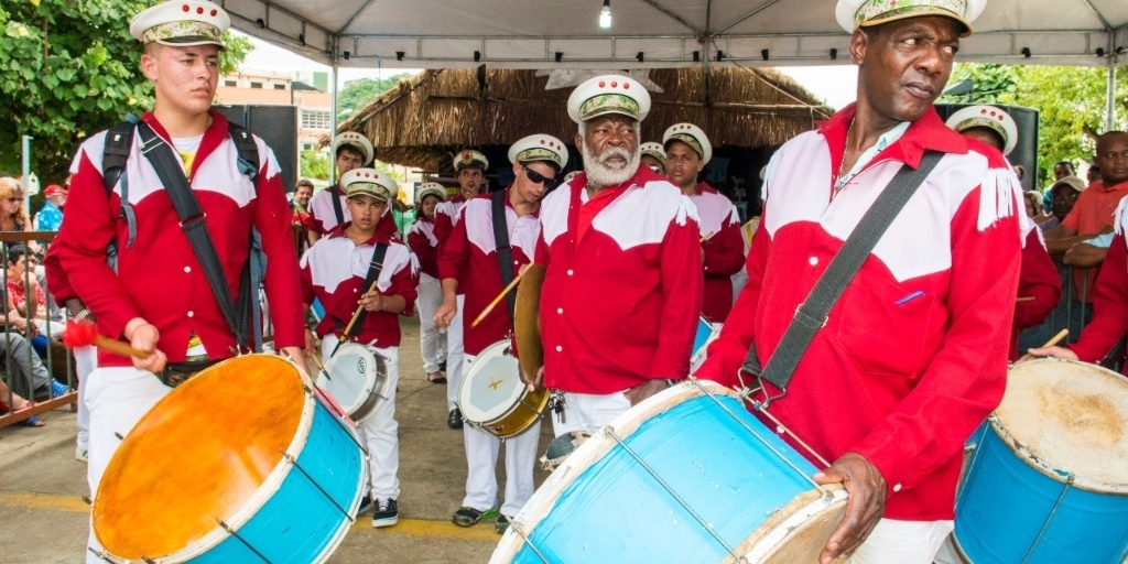 Música e percussão marcam as passagens das folias