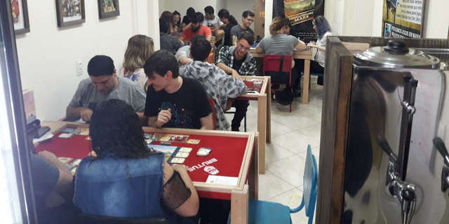 Evento de RPG e jogos de tabuleiro reúne jovens e adultos no