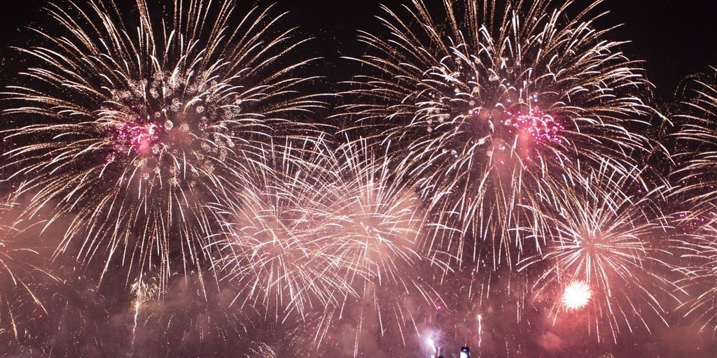 Proibido em Nova Friburgo, saiba como denunciar quem solta fogos de artifício