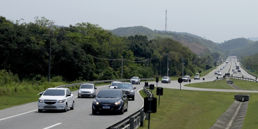 Cerca de 175 mil veículos devem passar pela Via Lagos no feriado prolongado de Finados