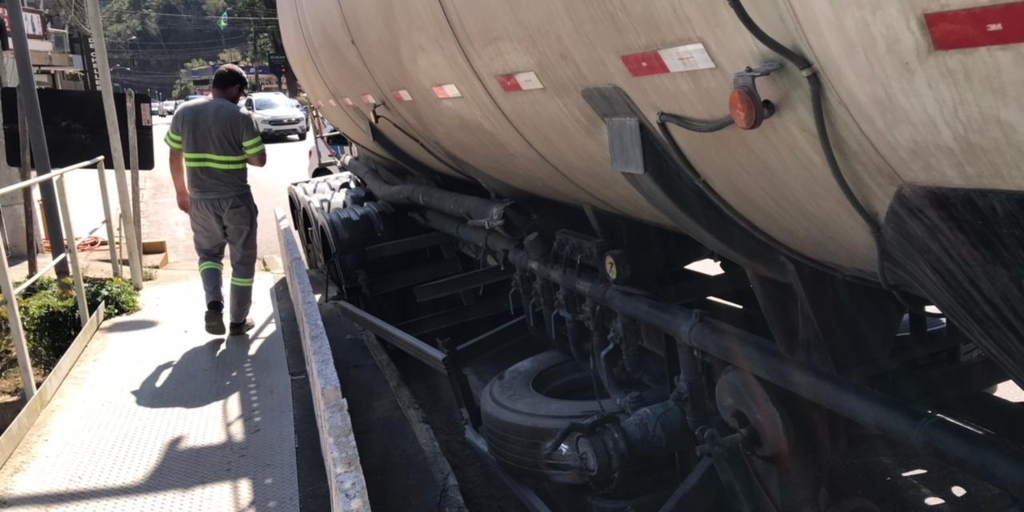 Rodas da carreta ficaram presas na ponte