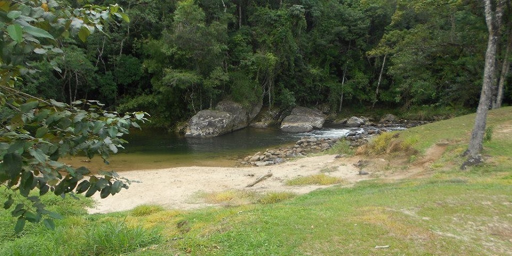 Piscinas de clube desativado em Nova Friburgo, RJ, acumulam água parada, Região Serrana