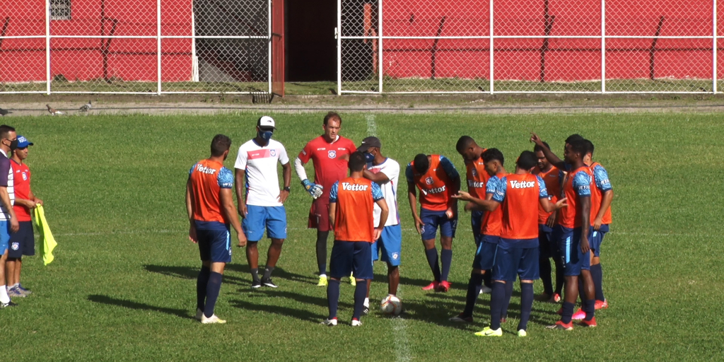 Cadão conversa com os atletas buscando qualificar o elenco do Frizão