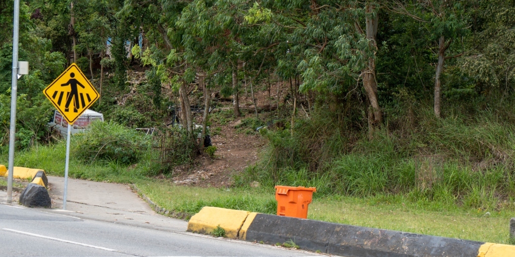 Em alguns pontos da via foram abertos acessos para acessos de carros e pessoas