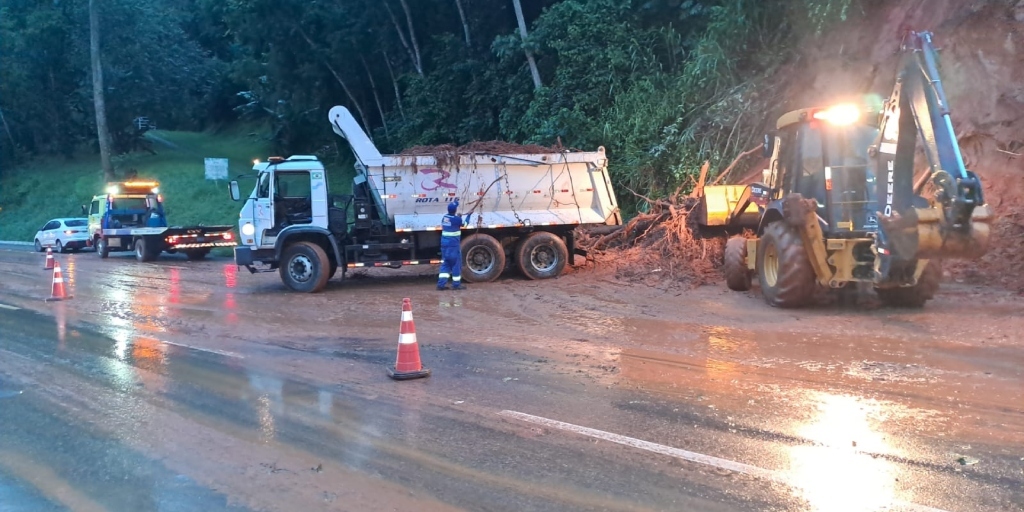 Funcionários da Rota 116 realizam limpeza na via após queda de barreira na altura do quilômetro 92