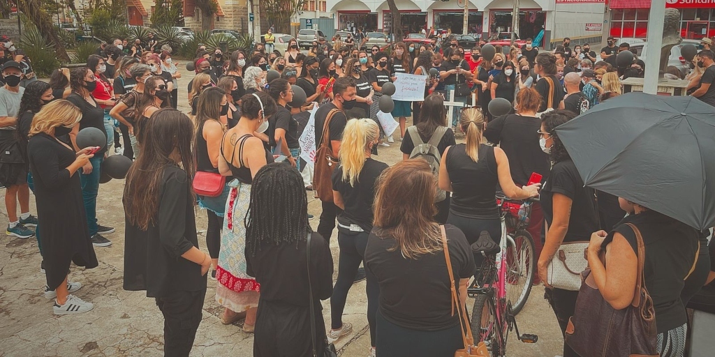 Manifestantes se reuniram na Praça Dermeval Barbosa Moreira, no Centro da cidade