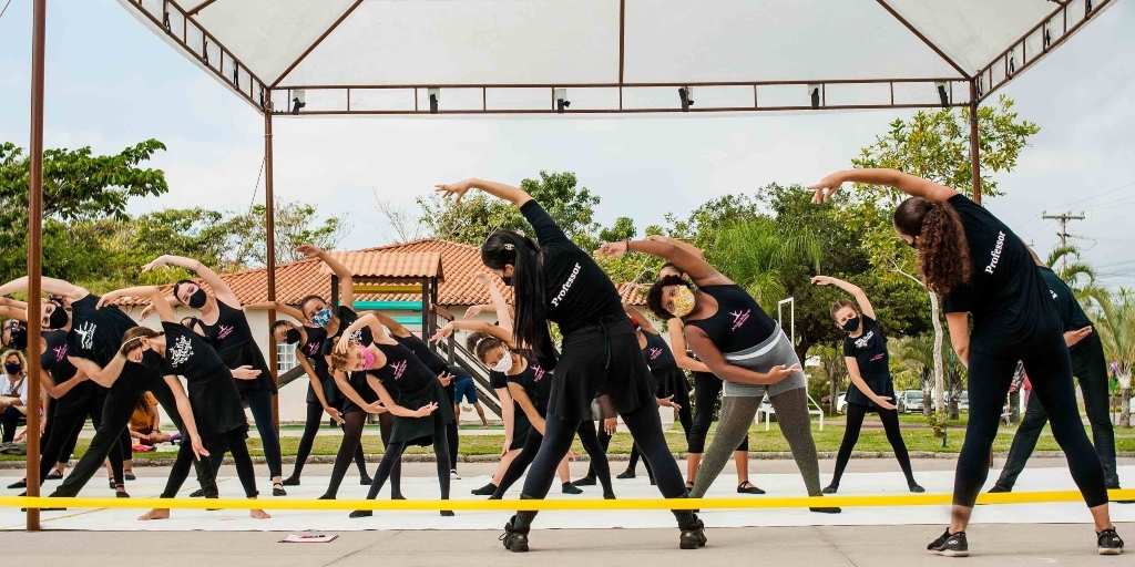 Aula em uma praça da cidade de Búzios