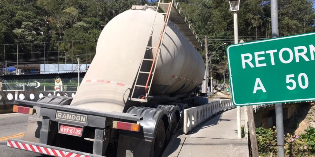 Acidente na Ponte de Saudade, em Friburgo, deixa trânsito em meia pista na RJ-116