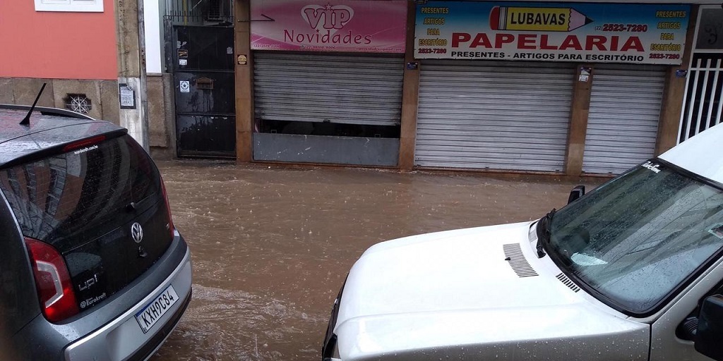 Chuva alaga ruas do Centro de Nova Friburgo na manhã desta segunda